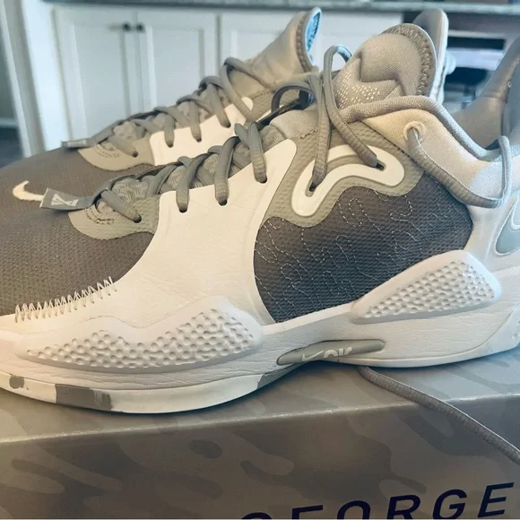 Nike Gray and White Athletic Shoes with Modern Design - Picture 5 of 7